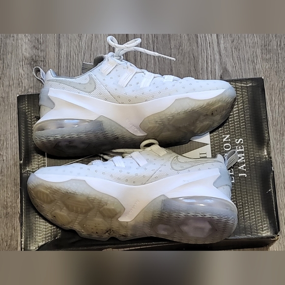 Nike LeBron James - Picture 5 of 7